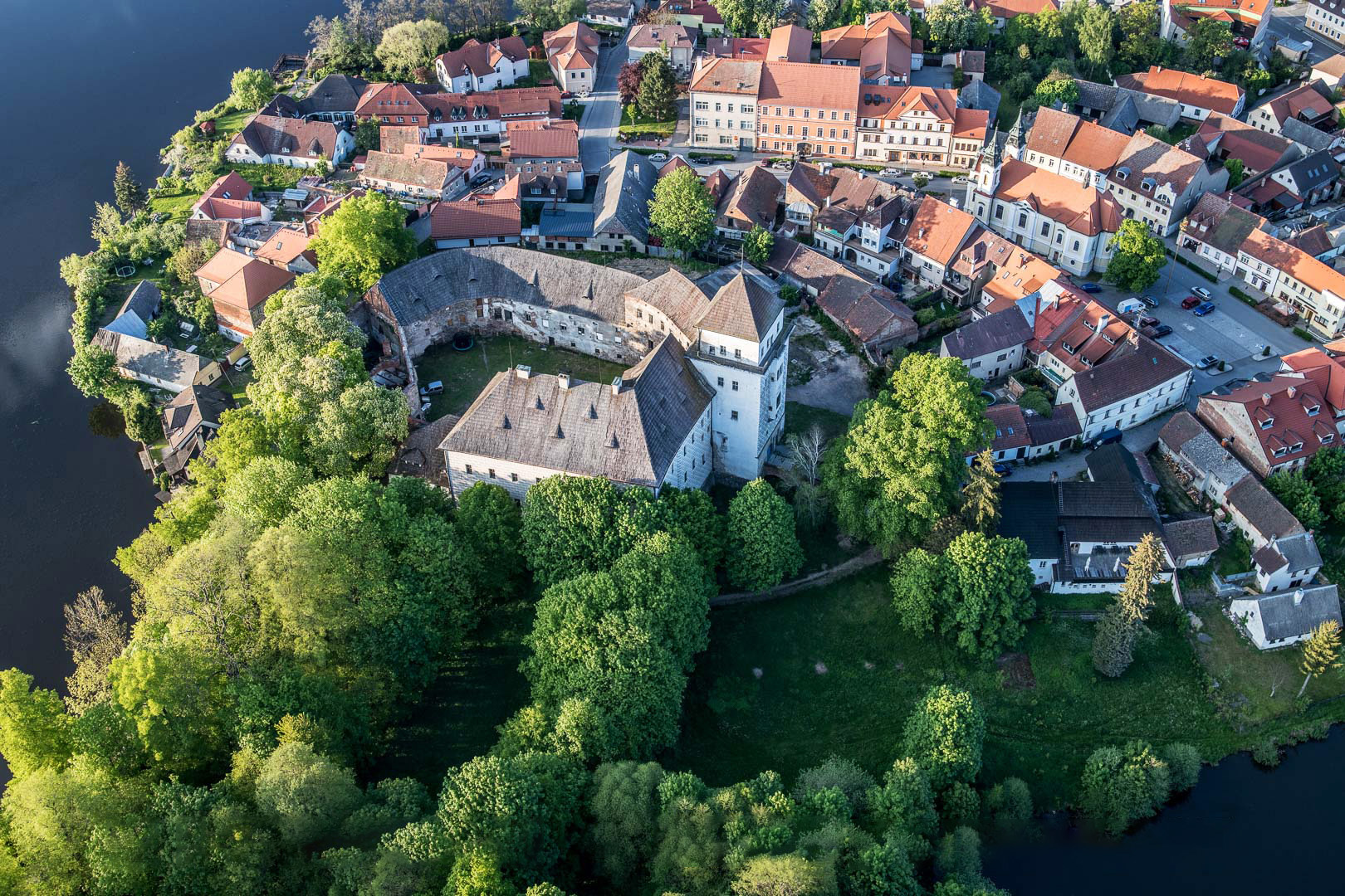 Zámek a muzeum v Rožmitále pod Třemšínem 15 km, 17 minut autem. Zámek a muzeum v Rožmitále pod Třemšínem 15 km, 17 minut autem.