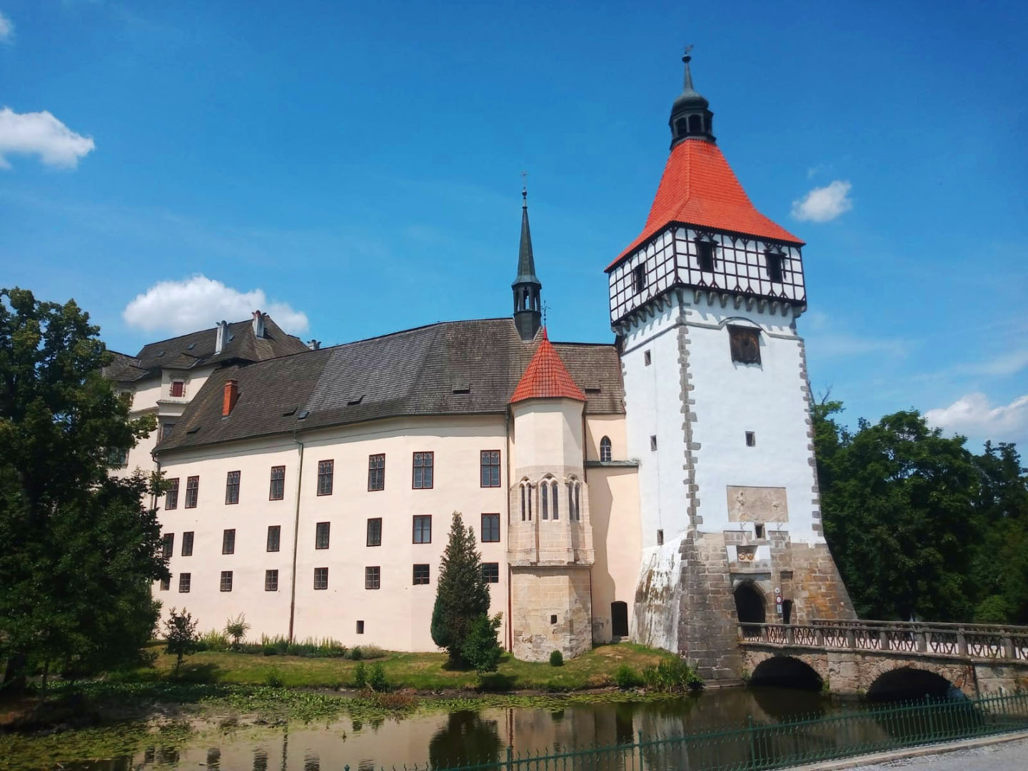 Zámek Blatná s daňky a pávy, 26 min autem, 27 km Zámek Blatná s daňky a pávy, 26 min autem, 27 km